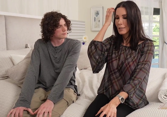 Зрелая мачеха соблазнила пасынка на секс