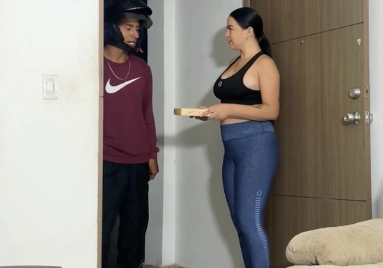 Доставил женщине пиццу, а она отблагодарила сексом