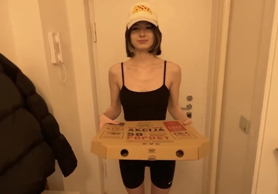 Русская курьерша дала себя трахнуть за пиццу