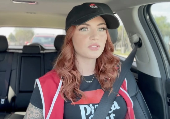 Первая доставка курьерши закончилась сексом