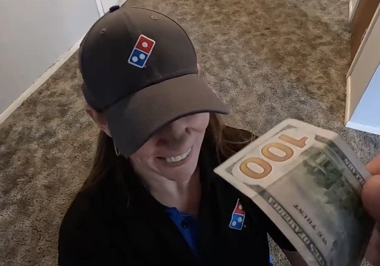 Разрешил девушке из службы доставки отсосать мой член