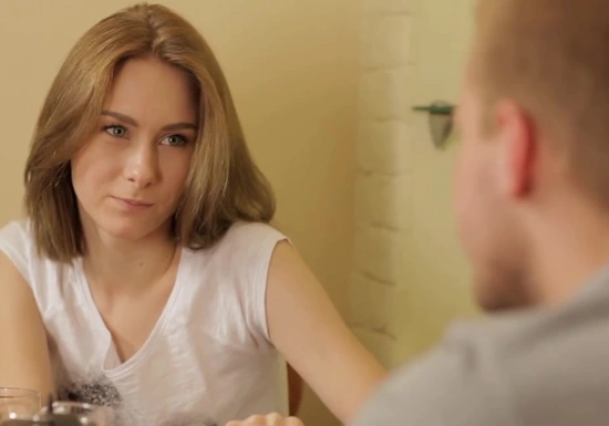 Парень лижет киску милой брюнетке после чаепития