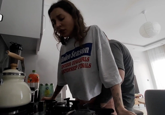 Анал на кухне с красивой женой