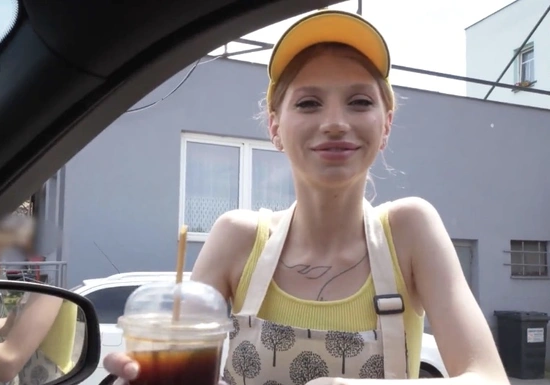 Соблазнил худую баристу и трахнул большим членом