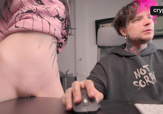 Подруга без трусиков полупокеру в подарок...