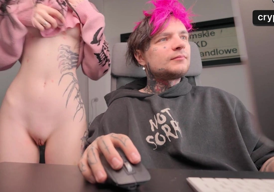 Подруга без трусиков полупокеру в подарок...