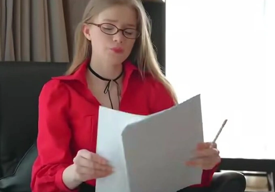 Трахаю молодую училку, с красивыми сиськами и я кончаю ей на лицо