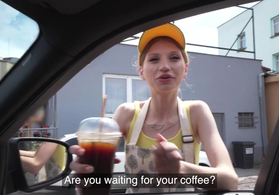 Сексуальную баристу забрали с работы и трахнули в киску