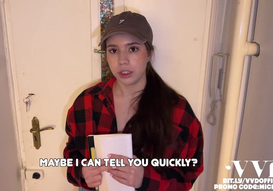 Доставщица расплатилась киской за заказ